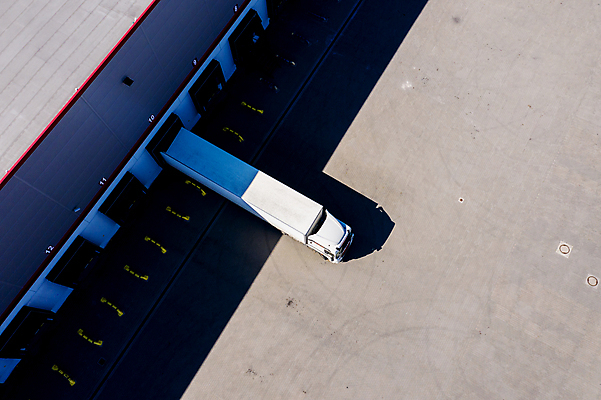 포토 JPG 해외이미지 산업 육상교통 교통시설 독일 사람없음 야외 가로 노란색 장비 큼 주차 옥상 창고 짐차 물류 전송 조감도 해외포토 유럽 교통수단 컬러 교통 자동차 크기 시설 파일형식 이미지허브