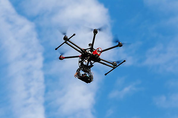 포토 JPG 해외이미지 직업 모션 하늘 안테나 사람없음 카메라 디지털 사진촬영 관찰 헬리콥터 무선전화기 필름 로봇 영화 그리스 프로펠러 전자 감시 시스템 멀리 동영상 진행 혁명 GPS 드론 제어 해외포토 유럽 컨셉 통신 문화예술 비행기 전자제품 촬영 전화기 파일형식 이미지허브