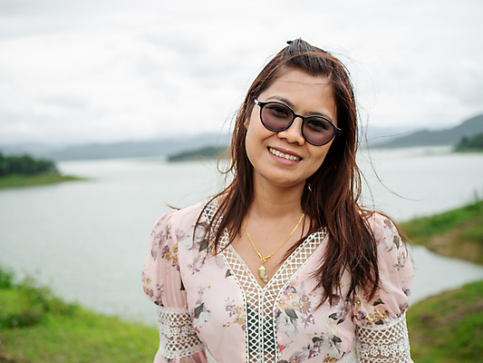 포토 JPG 해외이미지 백인 1 라이프스타일 긴머리 응시 여자 아시아 얼굴 여행 태국 자연 하늘 한명 서기 사람 동양인 성인 야외 여름 여행객 질병 감염 전염병 해외포토 서양인 헤어스타일 시선 계절 나라 의학 모션 인종 생활 신체부위 생태계 파일형식 이미지허브