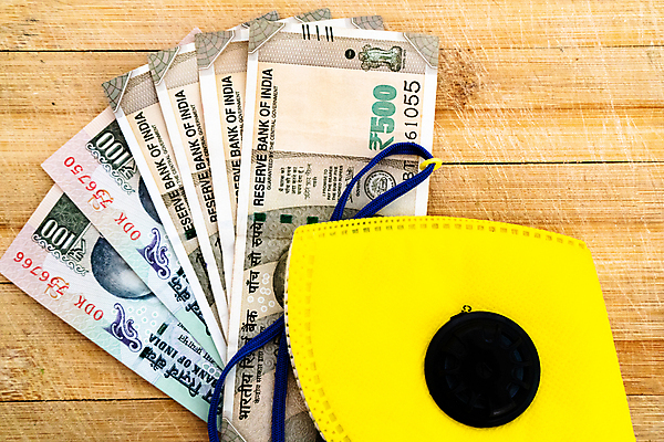 포토 JPG 해외이미지 종이 백그라운드 컨셉 지폐 돈 비즈니스 성공 가면 사람없음 목재 금융 경제 노란색 쪽지 성장 절약 재산 투자 상업 모음 이익 계산서 대출 빚 수입 자금 해외포토 나무 컬러 재료 한글 파일형식 이미지허브