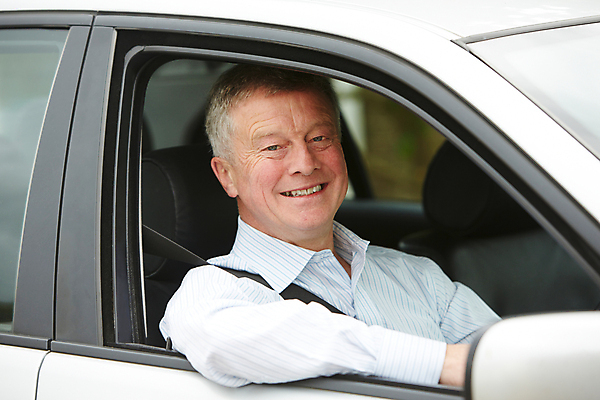 포토 JPG 해외이미지 백인 응시 남자 행복 중년 여행 교통시설 자동차 한명 웃음 가로 운전 백발 운전사 60대 은퇴 옛날 해외포토 서양인 직업 1 헤어스타일 시선 노년 감정 육상교통 교통 모션 표정 사람 성인 시설 파일형식 이미지허브