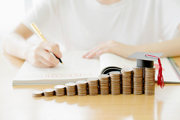 포토 JPG 해외이미지 여자 교육 종이 컨셉 돈 비즈니스 태국 성공 성인 사람없음 책 가로 금융 경제 독서 펜 쌓기 동전 저축 성장 기록 시장 작음 대학교 투자 계산원 해외포토 직업 아시아 학교 모션 사람 필기구 재산 크기 파일형식 이미지허브