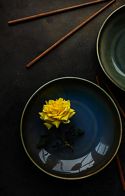 포토 JPG 해외이미지 접시 젓가락 검은배경 사람없음 장미 플랫레이 해외포토 식기 꽃 백그라운드 수저 검은색 플랫 파일형식 이미지허브