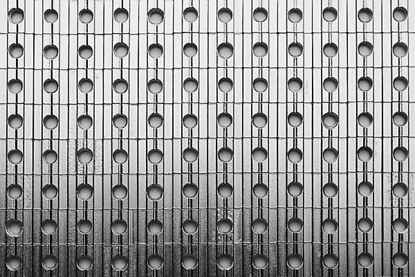 포토 JPG 해외이미지 접시 산업 선 백그라운드 추상 흑백 사람없음 빛 반짝임 뷰티 반사 금속 검은색 회색 견과류 흰색 나사 구멍 제조 은색 상품 미끄럼틀 직사각형 줄서기 하드웨어 해외포토 도형 식기 컬러 무늬 모션 재질 촬영기법 컴퓨터 공구 놀이기구 파일형식 이미지허브