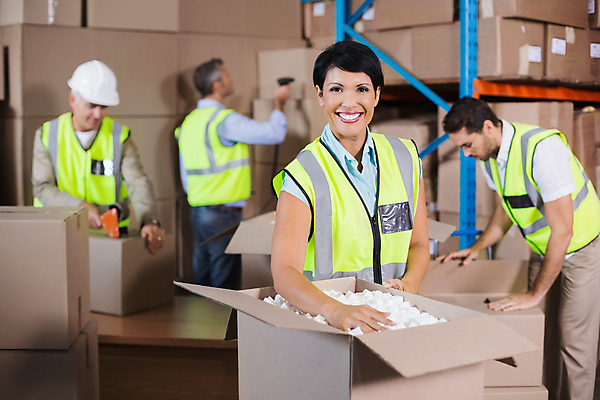 포토 JPG 해외이미지 백인 응시 여자 남자 40대 중년 50대 포장 노동자 실내 여러명 상반신 20대 성인 앞모습 옆모습 뒷모습 30대 상자 작업 안전모 확인 물류창고 해외포토 서양인 직업 시선 뷰포인트 다수 사람 청년 내부 장년 헬멧 안전장비 창고 파일형식 이미지허브