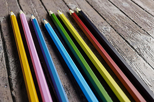 포토 JPG 해외이미지 문구용품 색연필 사람없음 목재 오브젝트 나무바닥 해외포토 나무 재료 학용품 바닥 파일형식 이미지허브