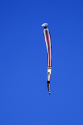 포토 JPG 해외이미지 줄 스포츠 여행 백그라운드 하늘 바람 휴가 취미 사람없음 야외 빨간색 파란색 컬러풀 장난감 햇빛 태양 맑음 검은색 축제 봄 자유 깃발 변화 연 속도 싱글 꼬리 결정체 모음 러시아인 해외포토 자연요소 서양인 계절 컬러 컨셉 날씨 한글 놀이용품 파일형식 이미지허브