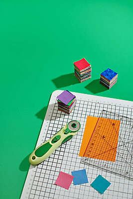 포토 JPG 해외이미지 조각 패턴 장신구 자 취미 사람없음 쌓기 매트 도구 직물 면 칼날 바느질 자르기 정사각형 롤러 커터 퀼트 핸드메이드 해외포토 도형 무늬 모션 문구용품 파일형식 이미지허브