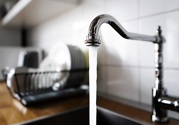 포토 JPG 해외이미지 음료 실내 사람없음 물 달리기 금속 주방 흐름 추위 흰색 오픈 절약 액체 개울 붓기 떨어짐 빨래 시원함 위협 가득함 오브젝트 싱크대 수도꼭지 자원 낭비 스테인레스 재앙 철강 해외포토 자연요소 컬러 컨셉 가사 모션 재질 내부 강 개수대 파일형식 이미지허브