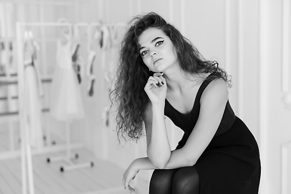 포토 JPG 해외이미지 백인 여자 흑백 실내 한명 사람 상반신 성인 옆모습 턱괴기 우아함 발레 발레리나 발레복 성인여자한명만 해외포토 서양인 1 옷 뷰포인트 컨셉 모션 촬영기법 내부 춤 여자한명만 성인여자만 파일형식 이미지허브