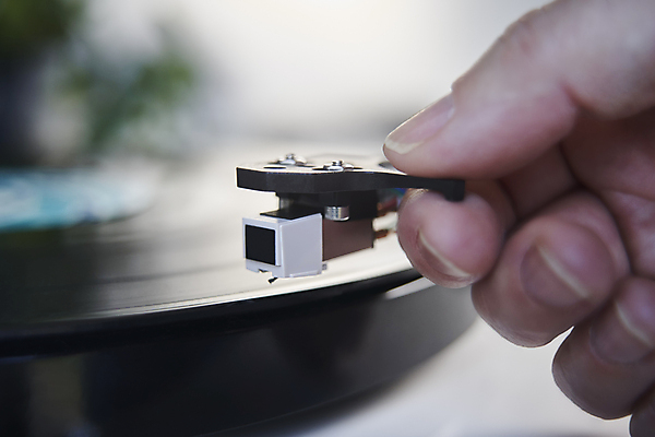 포토 JPG 해외이미지 손 음악 손가락 사람없음 장비 닫기 플라스틱 향수 복고 전자 오디오 비닐 턴테이블 돌리기 되감기 플레이어 해외포토 모션 재질 문화예술 신체부위 전자제품 화장품 파일형식 이미지허브