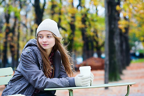 포토 JPG 해외이미지 백인 모델 학생 공원 유럽 커피 음료 탁자 거리 한명 사람 야외 유행 식당 정원 봄 카페 프랑스 가을 흰색 도시 뜨거움 프랑스어 파리(프랑스) 해외포토 서양인 문자 1 계절 공공시설 나라 컬러 가구 상점 파일형식 이미지허브