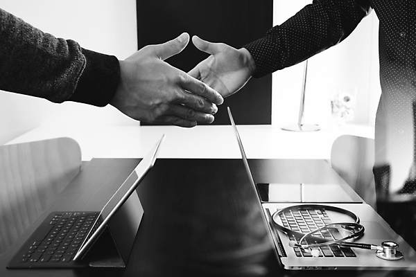 포토 JPG 해외이미지 백인 직업 손 남자 컨셉 유니폼 비즈니스 청진기 악수 건강 병원 관리 사람 성인 사람없음 노트북 컴퓨터 사무실 약 믿음 환자 의사 흰색 비즈니스맨 책상 흔들림 떨림 돌봄 헬프 해외포토 서양인 옷 감정 컬러 가구 의학 의료기기 모션 손짓 신체부위 전자제품 의료진 도움 직장인 파일형식 이미지허브