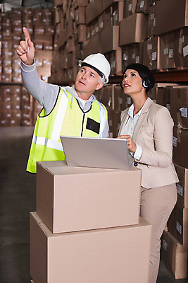 포토 JPG 해외이미지 백인 여자 남자 40대 중년 50대 노동자 실내 정장 상반신 두명 앞모습 옆모습 노트북 상자 가리킴 비즈니스우먼 안전모 집중 확인 물류창고 중년만 해외포토 서양인 직업 옷 뷰포인트 컨셉 비즈니스 사람 손짓 성인 내부 전자제품 직장인 헬멧 안전장비 창고 성인만 파일형식 이미지허브