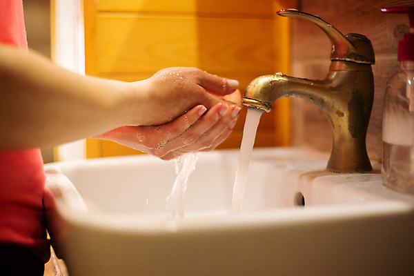 포토 JPG 해외이미지 손 어린이 신체 건강 관리 사람 사람없음 물 목욕 거품 젖음 욕실 액체 씻기 빨래 청소 싱크대 수도꼭지 비누 돌봄 위생관리 해외포토 자연요소 가사 모션 신체부위 위생용품 청결 개수대 파일형식 이미지허브