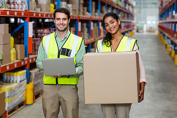 포토 JPG 해외이미지 백인 여자 남자 노동자 실내 들기 상반신 20대 성인 두명 앞모습 노트북 상자 물류창고 성인만 해외포토 서양인 직업 뷰포인트 모션 사람 청년 내부 전자제품 창고 파일형식 이미지허브