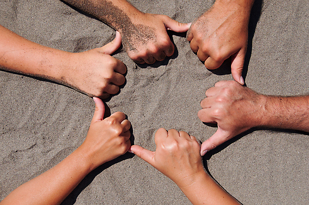 포토 JPG 해외이미지 손 모래 백그라운드 컨셉 회사 손가락 함께함 사람 사람없음 모래사장 태양 우정 뜨거움 원형 그룹 센터 닫기 심볼 팔 통일 헬프 해외포토 자연요소 도형 바다 비즈니스 모션 신체부위 친구 도움 파일형식 이미지허브