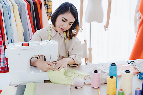 포토 JPG 해외이미지 직업 디자인 드레스 옷 여자 산업 컨셉 회사 비즈니스 공장 태국 한명 사람 동양인 목재 사무실 유행 상점 기계 업무 실 수리 계획 상품 빨랫줄 바느질 디자이너 측정 경영자 질서 재단사 꼭두각시 해외포토 나무 1 아시아 줄 재료 공업 인종 예절 작업 리더 파일형식 이미지허브