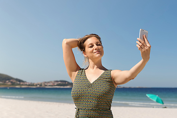 포토 JPG 해외이미지 백인 라이프스타일 드레스 여자 행복 모래 바다 포즈 모바일 휴가 휴식 한명 야외 스마트폰 핸드폰 금발 태양 귀여움 맑음 파라다이스 해외포토 자연요소 서양인 1 헤어스타일 옷 감정 컨셉 날씨 사람 생활 전자제품 스마트기기 파일형식 이미지허브