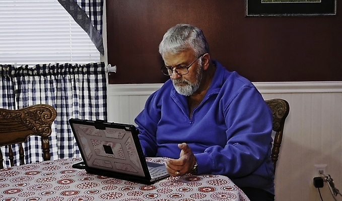 포토 JPG 해외이미지 라이프스타일 할아버지 노년 행복 인터넷 통신 가족 남편 모바일 수염 주택 한명 사람 성인 노트북 스마트폰 컴퓨터 터치패드 디지털 외침 서핑 좌절 연결 은퇴 무선전화기 시민 조부모 네트워킹 해외포토 1 남자 감정 컨셉 관계 건물 생활 전자제품 핸드폰 스마트기기 소리 수상스포츠 네트워크 전화기 국민 파일형식 이미지허브