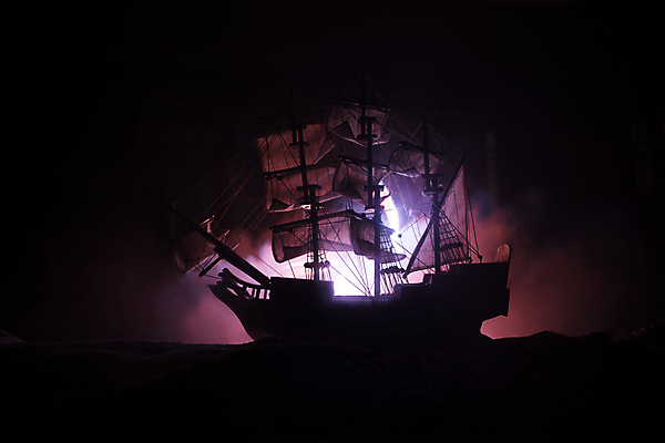 포토 JPG 해외이미지 실루엣 백그라운드 사람없음 빛 흰색 연기 신비 해적선 돛대 해외포토 컬러 컨셉 배_교통 촬영기법 파일형식 이미지허브