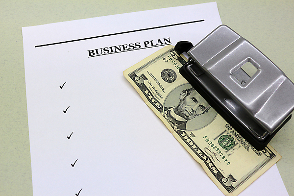 포토 JPG 해외이미지 종이 지폐 돈 비즈니스 성공 사람없음 금융 사무실 펜 달러 공책 저축 유로 흰색 재산 문서 계산서 고립 세금 해외포토 컬러 컨셉 문구용품 경제 필기구 파일형식 이미지허브