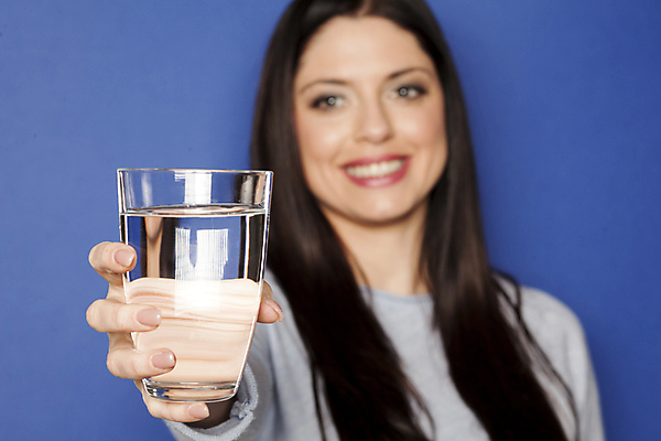 포토 JPG 해외이미지 백인 모델 라이프스타일 손 여자 행복 얼굴 유리 갈색머리 건강 한명 미소 사람 물 잡기 파란배경 고립 스타일 해외포토 자연요소 서양인 1 헤어스타일 감정 백그라운드 모션 재질 표정 생활 신체부위 파란색 파일형식 이미지허브