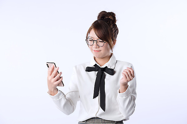 포토 JPG 해외이미지 학생 손 여자 행복 아시아 얼굴 백그라운드 컨셉 비즈니스 통신 모바일 세포 한명 사람 동양인 정장 성인 스마트폰 흰색 잡기 업무 비즈니스우먼 스마트 부름 소통 고립 해외포토 1 옷 감정 나라 컬러 모션 인종 신체부위 핸드폰 스마트기기 작업 직장인 파일형식 이미지허브