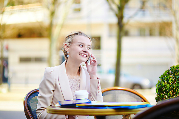 포토 JPG 해외이미지 백인 직업 1 라이프스타일 여자 행복 커피 생각 인터넷 비즈니스 통신 탁자 모바일 한명 사람 앉기 정장 성인 컵 노트북 스마트폰 컴퓨터 알약 식당 카페 마시기 흰색 잡기 업무 비즈니스우먼 경영자 히스패닉 경영 단절 진짜 해외포토 서양인 식기 옷 감정 음료 컬러 가구 모션 생활 전자제품 핸드폰 스마트기기 약 상점 작업 직장인 리더 파일형식 이미지허브