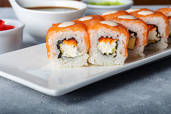 포토 JPG 해외이미지 접시 회색배경 실내 사람없음 초밥 종지 롤스시 연어회 캘리포니아롤 일본음식 해외포토 그릇 식기 음식 백그라운드 내부 회색 생선회 연어 파일형식 이미지허브