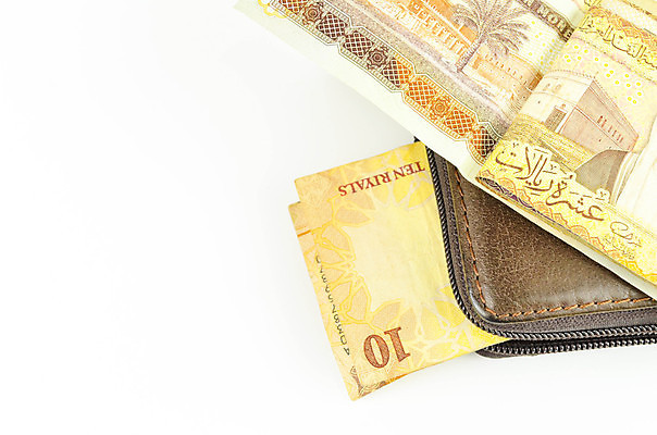 포토 JPG 해외이미지 손 종이 백그라운드 컨셉 지폐 돈 비즈니스 성공 사람없음 금융 경제 쪽지 저축 흰색 잡기 만 시장 재산 중앙 왕 무역 주기 투자 아라비아 기부 계산서 사우디아라비아 월급 대출 고립 아랍어 왕국 해외포토 산업 컬러 중동 모션 신체부위 파일형식 이미지허브