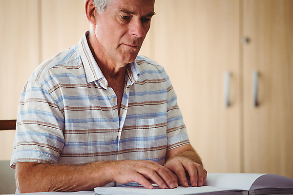 포토 JPG 해외이미지 라이프스타일 노년 남자 실내 한명 상반신 앞모습 독서 집중 책상 시각장애인 점자 손짚기 노인남자한명만 점자책 해외포토 1 뷰포인트 가구 컨셉 사람 손짓 성인 내부 생활 책 장애인 남자한명만 노인남자만 파일형식 이미지허브