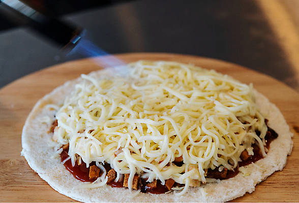 포토 JPG 해외이미지 직업 접시 손 음식 조각 백그라운드 토마토 채소 재료 탁자 불 불꽃 치즈 피자 건강 육류 요리 사람없음 목재 주방 식당 요리사 식사 저녁식사 이탈리아 시골 손전등 신선 뜨거움 오븐 맛 굽기 속도 준비 올리브 반죽 후추 점심식사 연소 모짜렐라치즈 번 핸드메이드 해외포토 자연요소 나무 식기 열매 유럽 빵 가구 컨셉 식재료 조명 유제품 패스트푸드 서양음식 신체부위 상점 가전제품 구이 향신료 파일형식 이미지허브