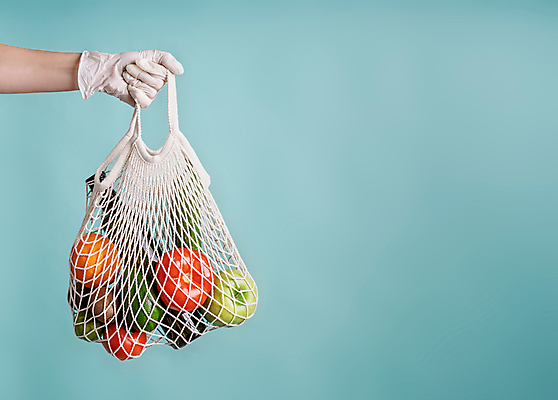 포토 JPG 해외이미지 손 토마토 오렌지 실내 키위 들기 신체부위 자연보호 그린캠페인 사과 에코 친환경 담기 파란배경 친환경제품 카피스페이스 제로웨이스트 네트백 해외포토 캠페인 백그라운드 채소 가방 과일 모션 자연 사람 내부 파란색 환경 공백 보호 사회이슈 파일형식 이미지허브