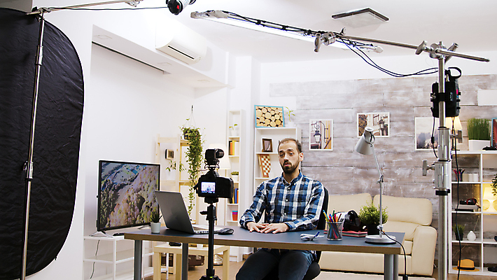 포토 JPG 해외이미지 남자 액자 전등 책장 한명 상반신 성인 앞모습 노트북 소파 카메라 촬영 스탠드 책상 방송 촬영실 성인남자한명만 유튜버 해외포토 1 뷰포인트 가구 의자 조명 사람 전자제품 공간 남자한명만 성인남자만 파일형식 크리에이터 이미지허브