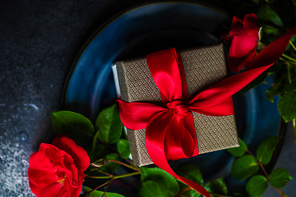 포토 JPG 해외이미지 접시 리본 잎 검은배경 사람없음 선물상자 장미 해외포토 식물 식기 꽃 백그라운드 선물 상자 검은색 파일형식 이미지허브