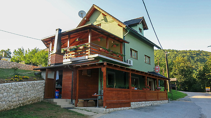 포토 JPG 해외이미지 라이프스타일 디자인 노년 유럽 여행 백그라운드 패턴 창문 호텔 휴가 거리 주택 사람 풍경 사람없음 야외 건물 장식 여름 파란색 햇빛 여행객 마을 흰색 시골 도시 블라인드 역사 은퇴 크로아티아 셔터 여관 연금 파라다이스 해외포토 건축물 계절 나라 컬러 무늬 숙소 성인 생활 태양 커튼 파일형식 이미지허브