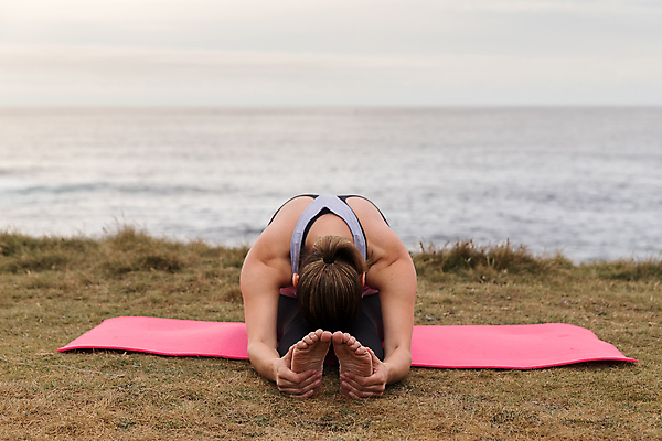 포토 JPG 해외이미지 백인 라이프스타일 여자 스포츠 바다 분홍색 요가 맨발 휴식 건강 한명 야외 금발 운동 스트레칭 활발 에너지 매트 유연 집중 연습 명상 땅바닥 필라테스 카피스페이스 해외포토 서양인 1 헤어스타일 웰빙 컬러 컨셉 발 바닥 사람 생활 공백 파일형식 이미지허브