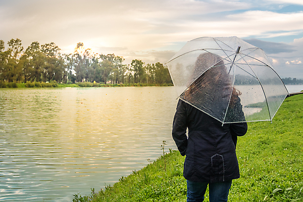 포토 JPG 해외이미지 모델 라이프스타일 여자 행복 실루엣 호수 모래 여행 신체 자연 하늘 휴가 한명 서기 사람 풍경 성인 야외 물 여름 강 태양 반사 일출 일몰 자유 가을 고독 시원함 발견 내추럴 해외포토 자연요소 1 계절 감정 컨셉 모션 촬영기법 생활 노을 생태계 파일형식 이미지허브