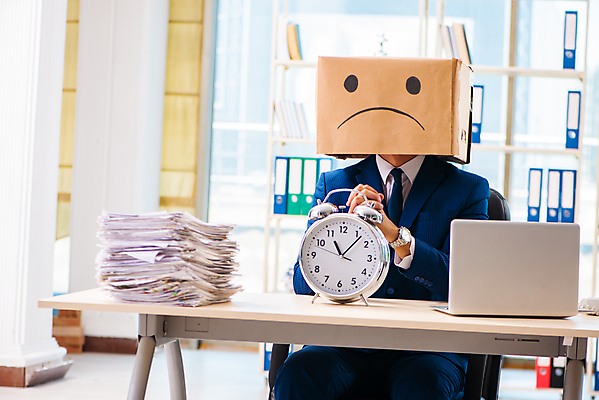 포토 JPG 해외이미지 남자 실내 한명 정장 상반신 성인 앞모습 사무실 비즈니스맨 찡그림 종이상자 탁상시계 간절함 손맞잡기 성인남자한명만 해외포토 1 옷 뷰포인트 시계 컨셉 비즈니스 표정 사람 내부 상자 손잡기 직장인 남자한명만 성인남자만 파일형식 이미지허브