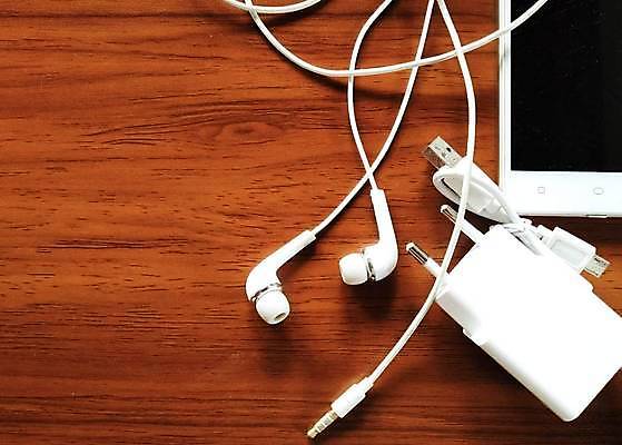 포토 JPG 해외이미지 선 백그라운드 이동 인터넷 통신 모바일 세포 사람없음 스마트폰 핸드폰 컴퓨터 디지털 검은색 힘 장비 정보 흰색 공구 네트워크 플러그 코드 연결 번개 USB 전자 철사 타입 충전 베터리 요금 인터페이스 충전기 하드웨어 해외포토 컬러 컨셉 날씨 전자제품 스마트기기 기계 도구 파일형식 이미지허브