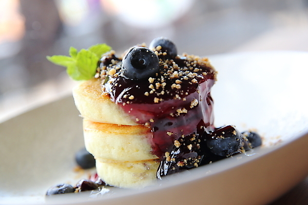 포토 JPG 해외이미지 접시 디저트 실내 근접촬영 사람없음 아웃포커스 달콤 블루베리 팬케이크 과일잼 수플레 해외포토 식기 음식 뷰포인트 과일 촬영기법 내부 케이크 맛 잼 파일형식 이미지허브