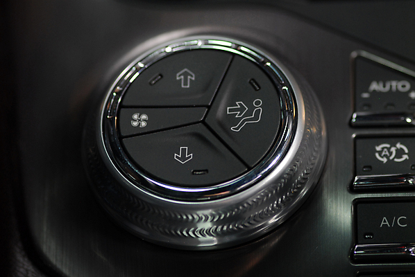 포토 JPG 해외이미지 백그라운드 자동차 사람없음 내부 달리기 검은색 힘 회색 운전 기구 가리킴 판넬 뜨거움 원형 센터 닫기 지시 시원함 난방기 측정 속도 온도 다이얼 스위치 계량기 조절 위로 게이지 계기판 관리자 린스 자동 제어 해외포토 도형 육상교통 컬러 모션 손짓 난방용품 파일형식 이미지허브