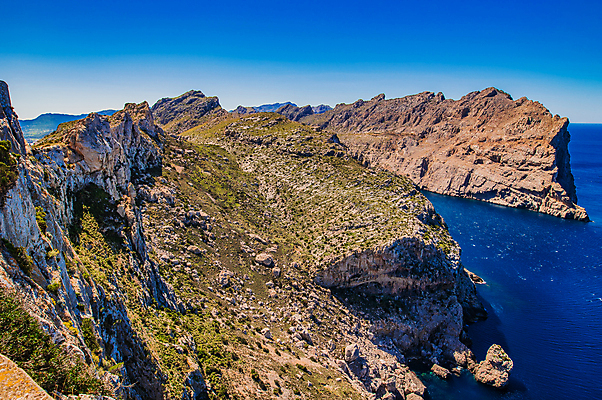 포토 JPG 해외이미지 바다 여행 자연 하늘 리조트 산 풍경 사람없음 야외 가로 물 여름 파란색 관광지 햇빛 태양 여행객 맑음 망토 지중해 스페인어 웅장함 수평선 해외포토 자연요소 계절 컬러 날씨 사람 생태계 파일형식 이미지허브
