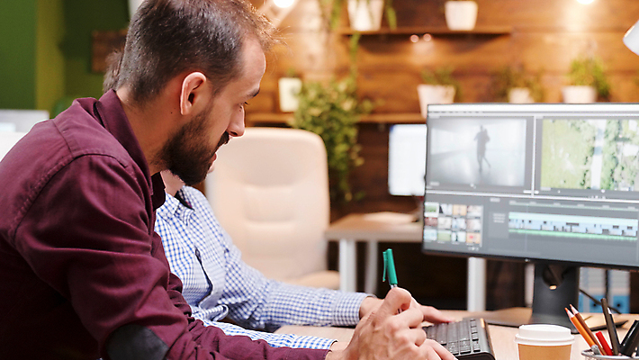 포토 JPG 해외이미지 남자 화분 커피 의자 실내 상반신 성인 두명 옆모습 그래픽 모니터 키보드 책상 연필꽂이 그래픽디자이너 성인남자만 영상편집 해외포토 음료 뷰포인트 가구 문구용품 사람 내부 컴퓨터 디자이너 남자만 성인만 파일형식 이미지허브