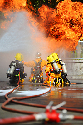 포토 JPG 해외이미지 주간 전신 남자 불 여러명 성인 야외 뒷모습 소프트포커스 무릎꿇기 소방관 소방 화재 소방호스 화재진압 성인남자만 해외포토 자연요소 뷰포인트 다수 모션 촬영기법 사람 구조원 사건 호스 진압 남자만 성인만 파일형식 이미지허브