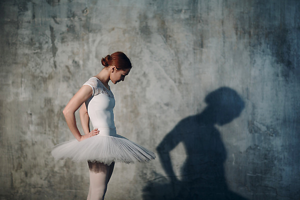 포토 JPG 해외이미지 여자 허리손 회색배경 실내 그림자 한명 서기 상반신 성인 옆모습 발레 발레리나 성인여자한명만 내려보기 해외포토 1 뷰포인트 포즈 백그라운드 모션 사람 내부 회색 춤 여자한명만 성인여자만 파일형식 이미지허브