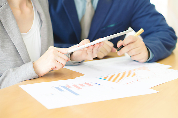 포토 JPG 해외이미지 직업 라이프스타일 여자 남자 행복 비즈니스 사업가 아이디어 설명 미소 사람 성인 사람없음 터치패드 사무실 알약 디지털 장비 가리킴 업무 비즈니스맨 비즈니스우먼 우아함 계획 무선전화기 상담 바쁨 와이파이 보여주기 나눔 경영 고용 터치스크린 프로젝트 사용자 해외포토 감정 컨셉 모션 표정 손짓 생활 약 구직 작업 직장인 전화기 무선인터넷 채용 파일형식 이미지허브