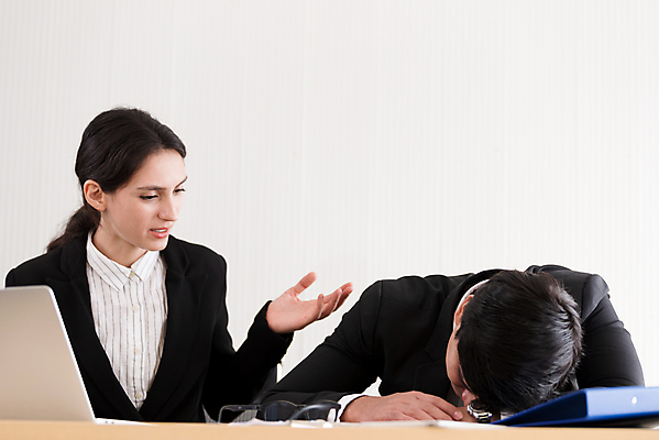 포토 JPG 해외이미지 백인 여자 남자 안경 비즈니스 실내 피곤 상반신 성인 두명 노트북 사무실 잠 비즈니스맨 비즈니스우먼 졸음 낮잠 업무과다 과로 성인만 깨우기 해외포토 서양인 잡화 감정 컨셉 모션 사람 내부 전자제품 업무 직장인 파일형식 이미지허브