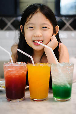포토 JPG 해외이미지 음료 어린이 과일 유리 건강 한명 동양인 주스 마시기 신선 해외포토 1 모션 재질 사람 인종 파일형식 이미지허브
